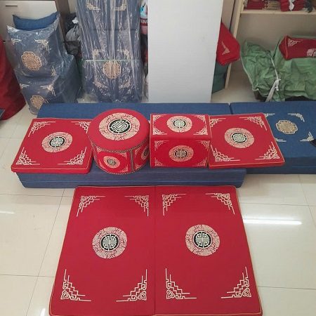 Mỗi chiếc đệm, gối, đôn hầu không chỉ là vật dụng mà còn mang trong mình hồn cốt văn hóa Việt, thể hiện sự biết ơn, lòng tôn kính và niềm tự hào dân tộc. Đây chính là sự kết nối giữa hiện tại và truyền thống ngàn đời của người Việt.