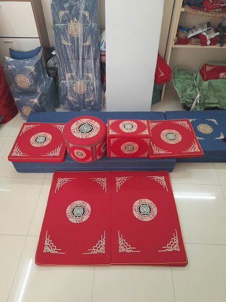 Mỗi chiếc đệm, gối, đôn hầu không chỉ là vật dụng mà còn mang trong mình hồn cốt văn hóa Việt, thể hiện sự biết ơn, lòng tôn kính và niềm tự hào dân tộc. Đây chính là sự kết nối giữa hiện tại và truyền thống ngàn đời của người Việt.